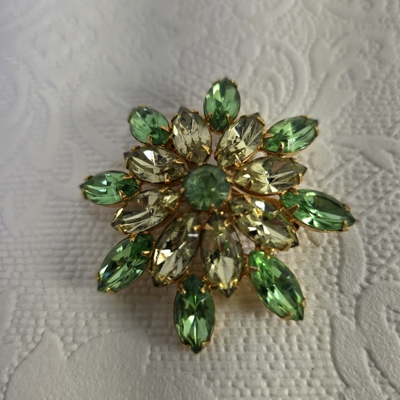 VINTAGE Green Vaseline Uranium Glass Rhinestone Layered Brooch Glow Flower Pin - Picture 5 of 8